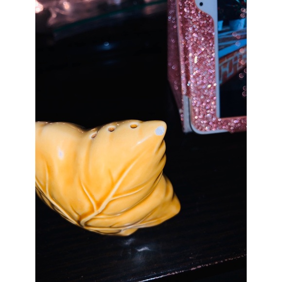 Yellow Leaf Salt & Pepper Shakers 🍁 - Picture 9 of 9